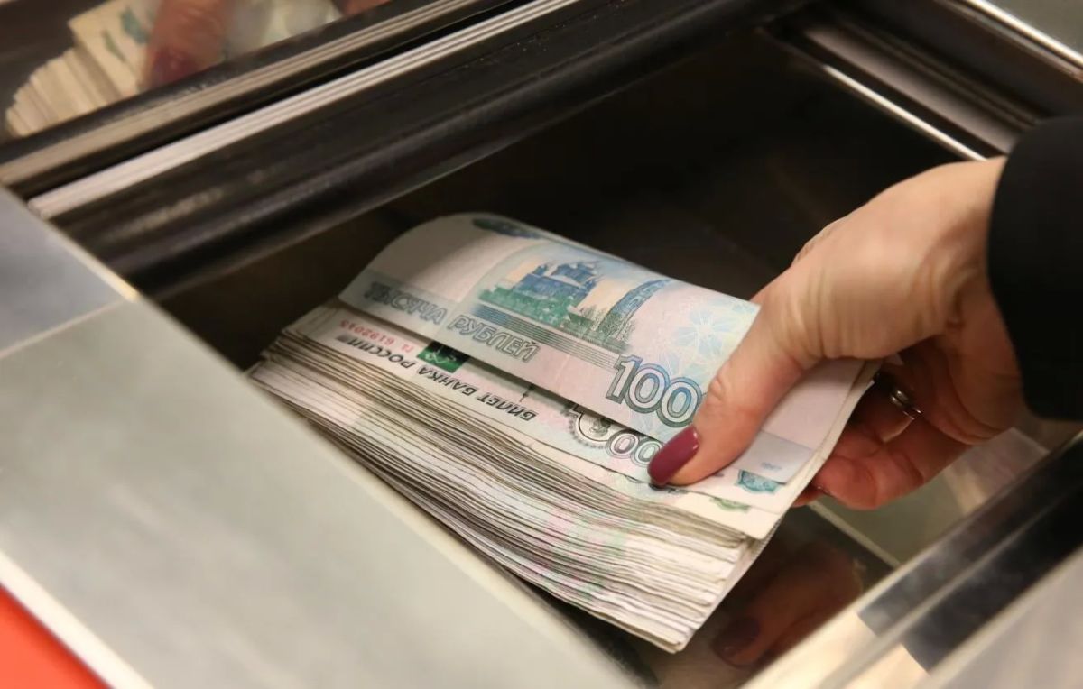 Почти каждый второй россиянин (48 %) не может обойтись без наличных