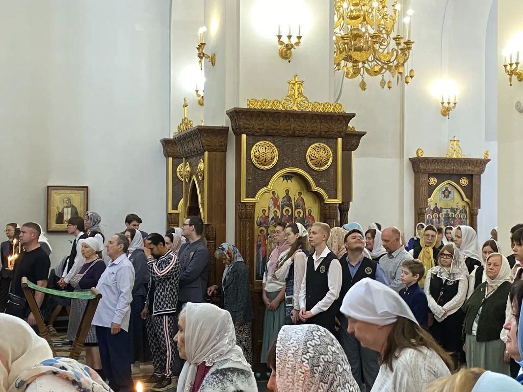 В Тольятти проходит праздничное богослужение по случаю 50-летнего юбилея протоиерея Димитрия Лескина В Тольятти проходит праздничное богослужение по случаю 50-летнего юбилея протоиерея Димитрия Лескина