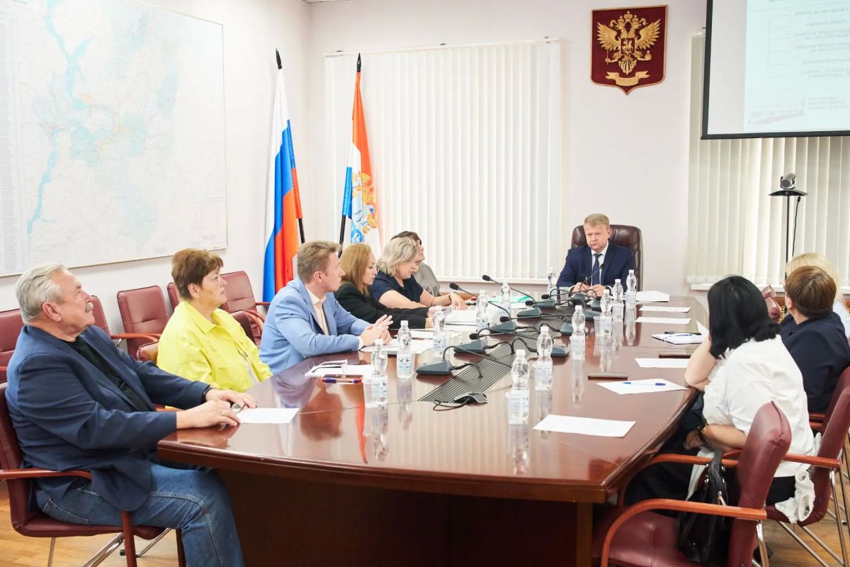 Под председательством первого заместителя главы города Андрея Советкина прошло очередное заседание городской трехсторонней комиссии по регулированию социально-трудовых отношений