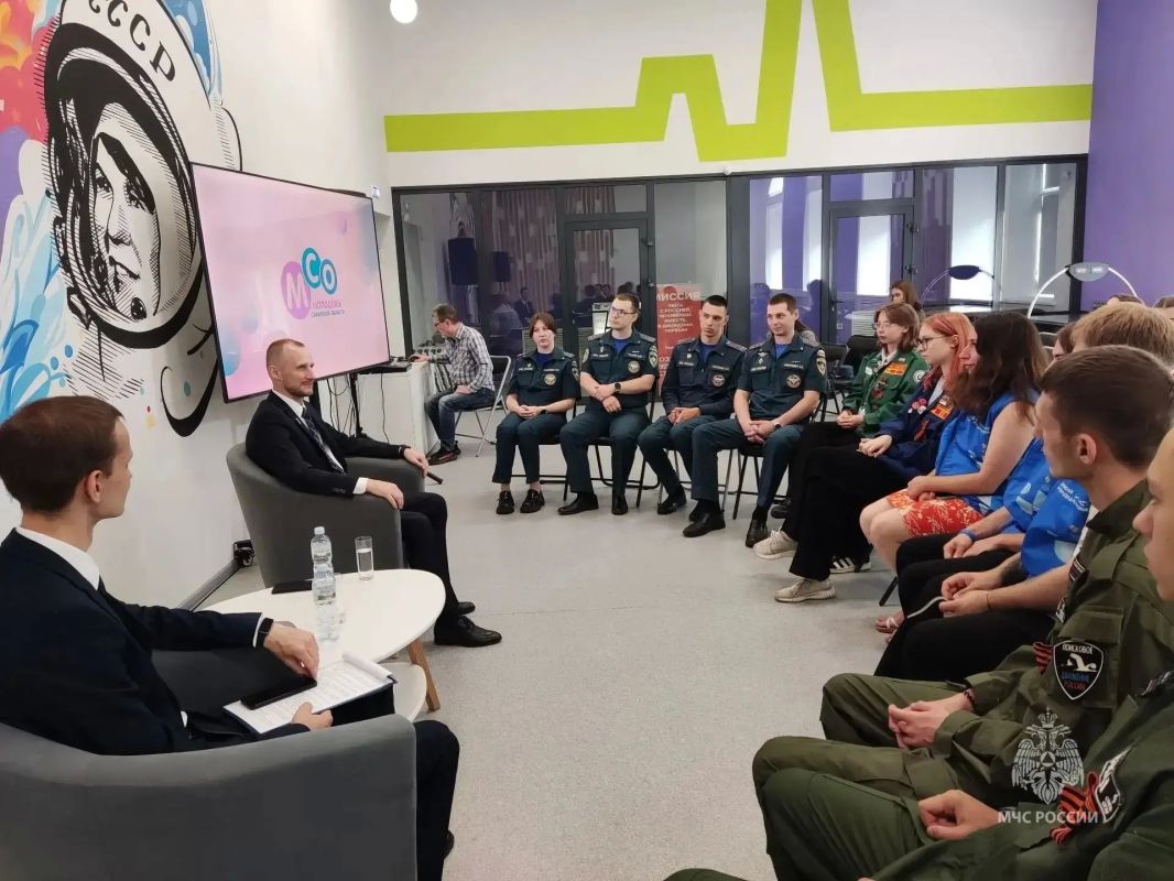 ВСТРЕЧА С ВЕТЕРАНОМ СВО. В День ветеранов боевых действий в Молодежном многофункциональном центре Самарской области прошла встреча с ветераном СВО Максимом Девятовым, в которой приняли участие представители МЧС ВСТРЕЧА С ВЕТЕРАНОМ СВО. В День ветеранов боевых действий в Молодежном многофункциональном центре Самарской области прошла встреча с ветераном СВО Максимом Девятовым, в которой приняли участие представители МЧС