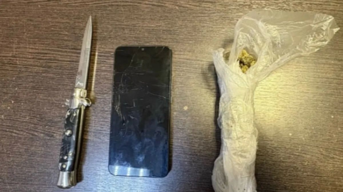 Телефон, нож и непонятный пакет пытался перекинуть через забор самарской колонии лысый бородач Телефон, нож и непонятный пакет пытался перекинуть через забор самарской колонии лысый бородач