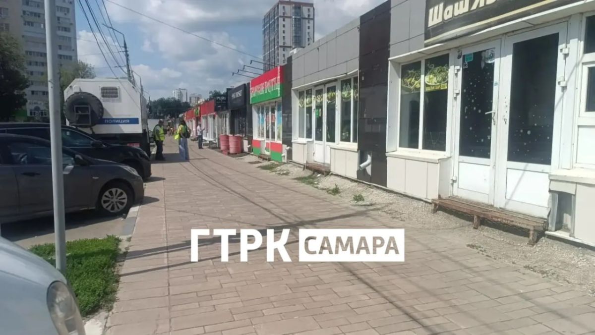 В Самаре начался демонтаж торговых киосков на стадионе "Буревестник" В Самаре начался демонтаж торговых киосков на стадионе "Буревестник"