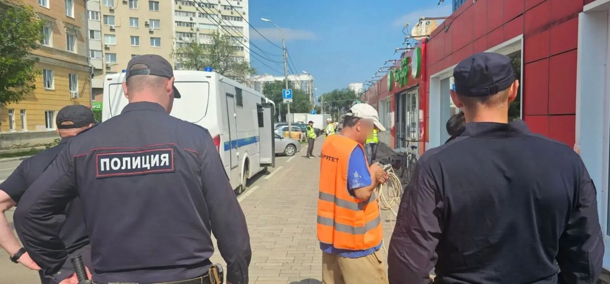 Самарские полицейские совестно с представителями ДНД обеспечили охрану правопорядка в ходе демонтажа объектов в Ленинском районе Самарские полицейские совестно с представителями ДНД обеспечили охрану правопорядка в ходе демонтажа объектов в Ленинском районе