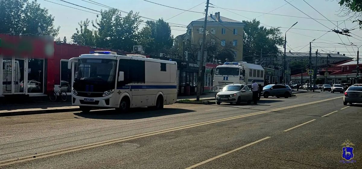Самарские полицейские совестно с представителями ДНД обеспечили охрану правопорядка в ходе демонтажа объектов в Ленинском районе Самарские полицейские совестно с представителями ДНД обеспечили охрану правопорядка в ходе демонтажа объектов в Ленинском районе