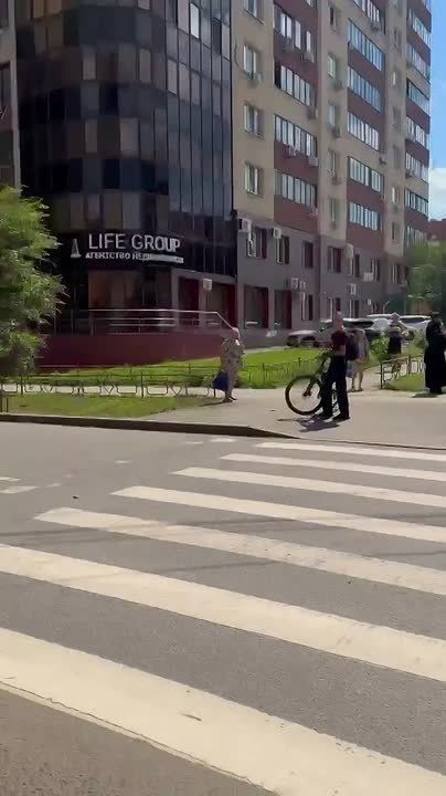 Авто вылетело на тротуар на улице Скляренко в Самаре