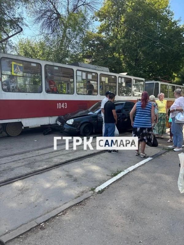 Легковушка влетела в трамвай на Юных Пионеров и остановила движение в оба направления