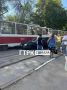 Легковушка влетела в трамвай на Юных Пионеров и остановила движение в оба направления