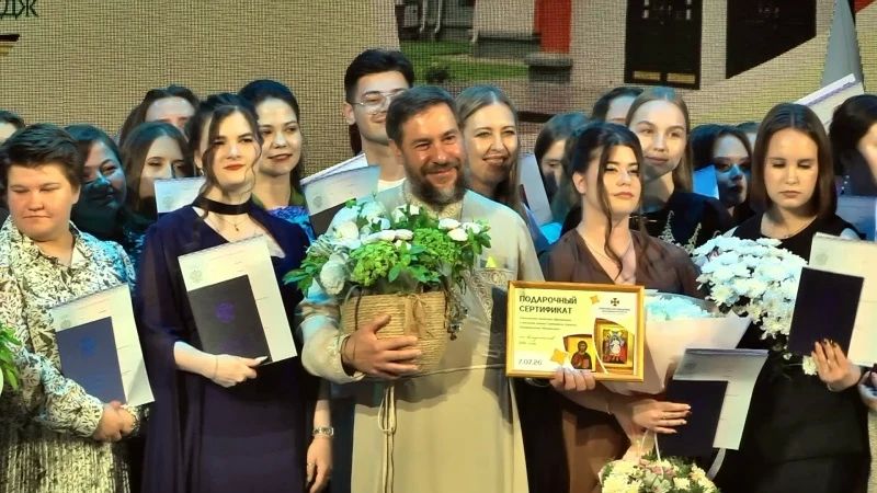 - Пусть ваша жизнь будет красивым и верным служением Богу и Отечеству! - напутствовал выпускников Поволжской академии образования и искусств и Гуманитарного колледжа ректор академии, протоиерей Димитрий Лескин