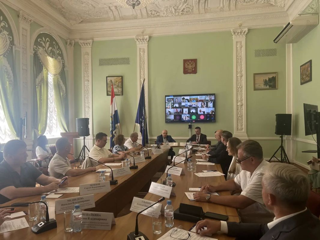 В Самаре проходит совещание по семейному предпринимательству под председательством заместителя председателя Правительства Самарской области Вячеслава Романова