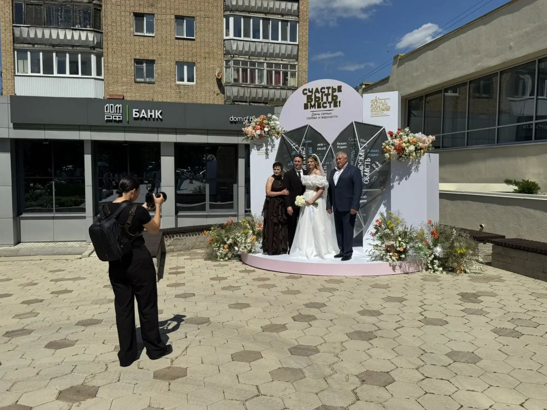Сегодня, в День семьи, любви и верности, в самарском Дворце бракосочетания «Теремок» на улице Молодогвардейской особенно многолюдно Сегодня, в День семьи, любви и верности, в самарском Дворце бракосочетания «Теремок» на улице Молодогвардейской особенно многолюдно