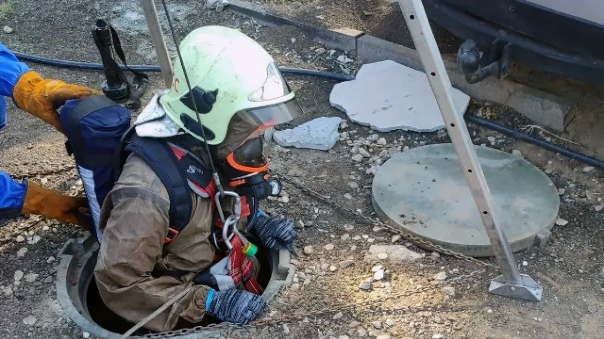 Появились кадры с места гибели рабочего в канализации под Самарой Появились кадры с места гибели рабочего в канализации под Самарой