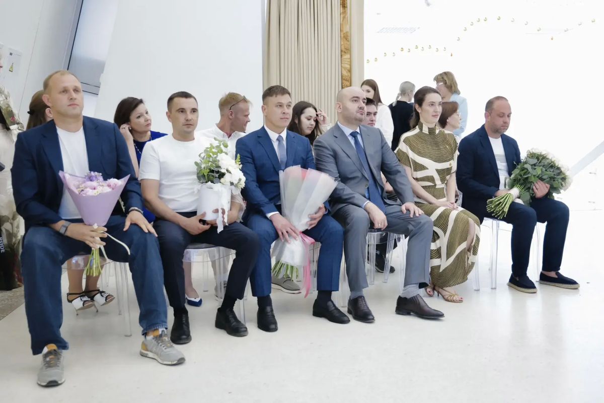 Губернатор Вячеслав Федорищев и его супруга Александра поздравили молодоженов в День семьи, любви и верности Губернатор Вячеслав Федорищев и его супруга Александра поздравили молодоженов в День семьи, любви и верности