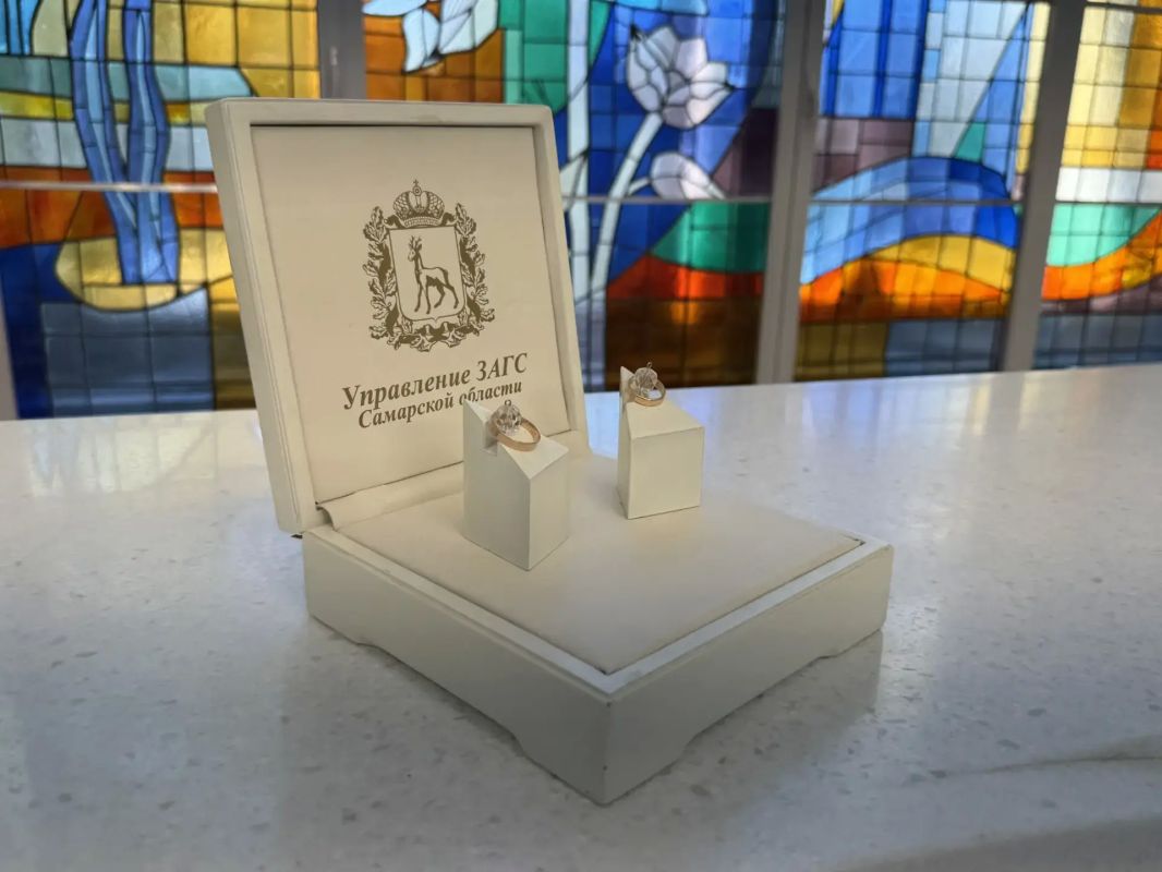 Сегодня, в День семьи, любви и верности, в самарском Дворце бракосочетания «Теремок» на улице Молодогвардейской особенно многолюдно