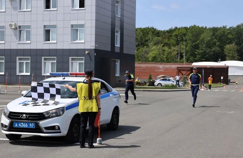 В Самаре, в рамках чемпионата МВД России по служебному многоборью, полицейские соревнуются в скоростном маневрировании на автомобилях В Самаре, в рамках чемпионата МВД России по служебному многоборью, полицейские соревнуются в скоростном маневрировании на автомобилях