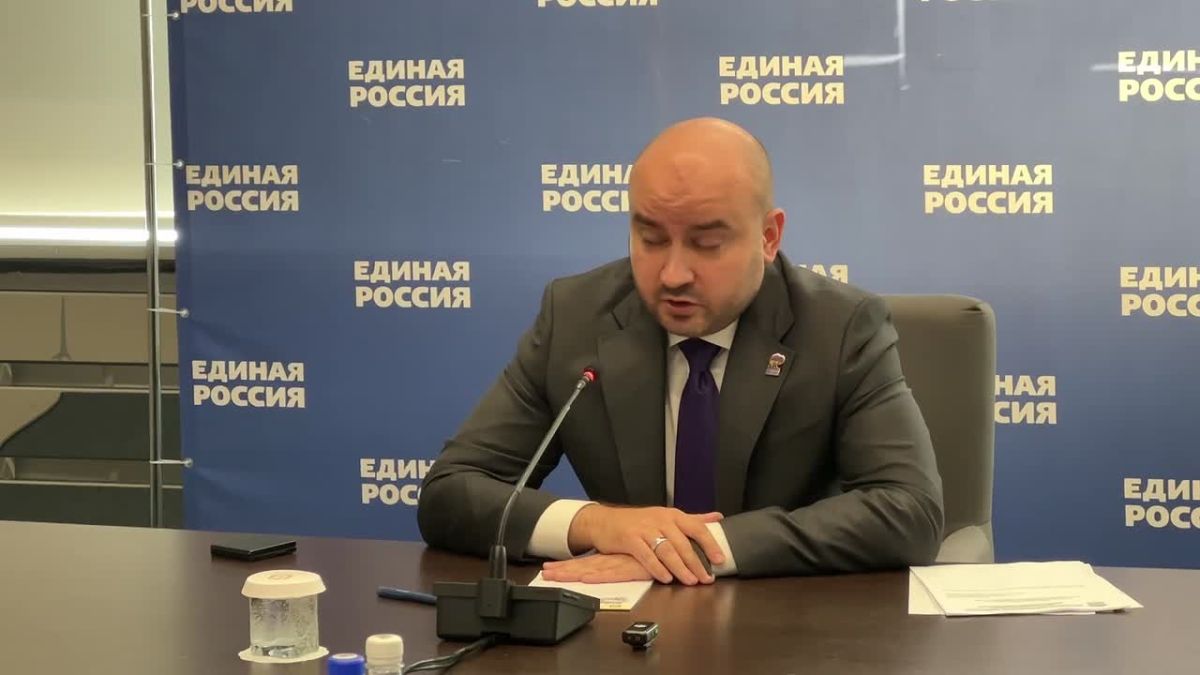 Заседание Президиума регионального политсовета партии «Единая Россия» проходит в Самаре под председательством губернатора, секретаря реготделения Вячеслава Федорищева