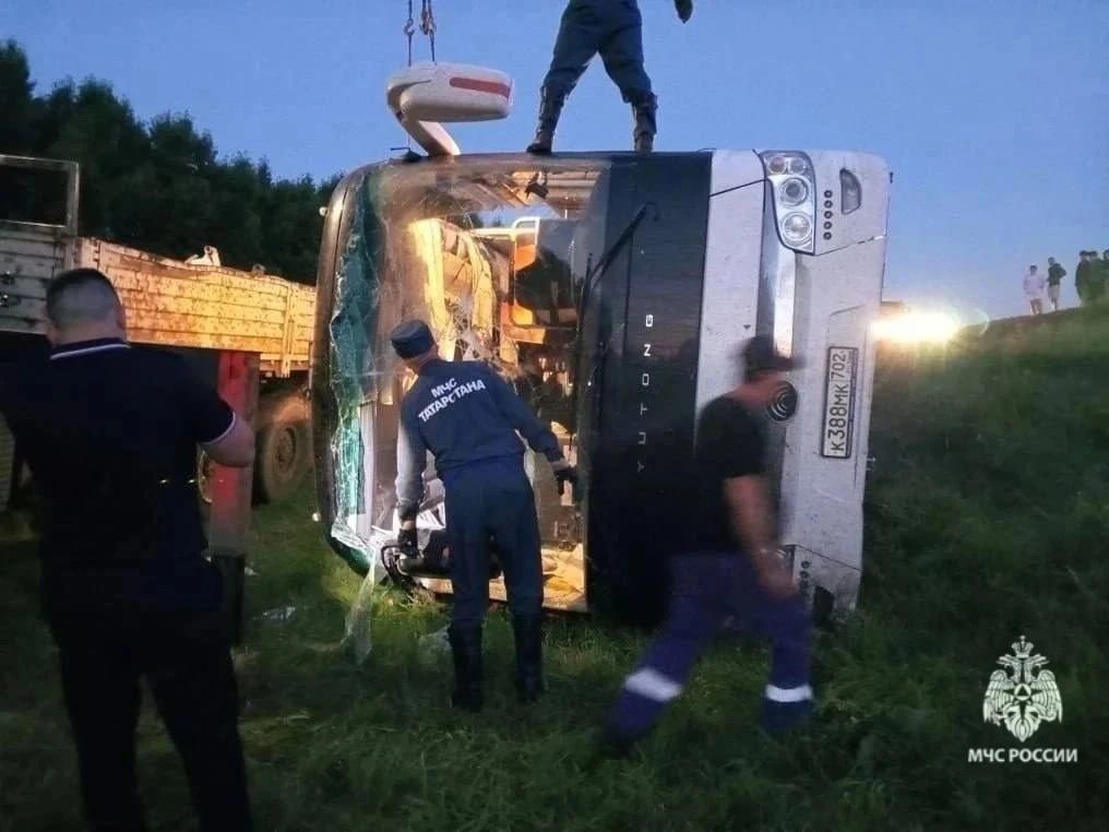 В Татарстане перевернулся междугородний пассажирский автобус В Татарстане перевернулся междугородний пассажирский автобус