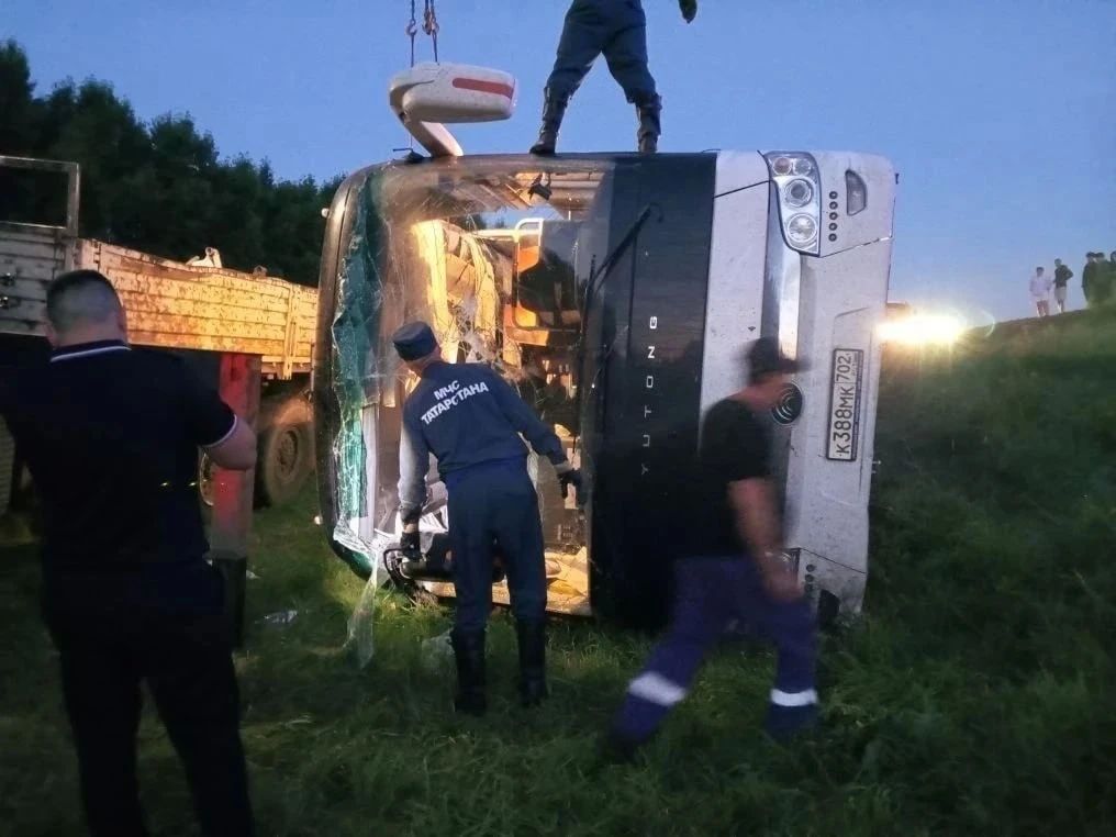 Автобус с 46 пассажирами перевернулся в Татарстане — 15 человек пострадали, трое находятся в тяжёлом состоянии Автобус с 46 пассажирами перевернулся в Татарстане — 15 человек пострадали, трое находятся в тяжёлом состоянии