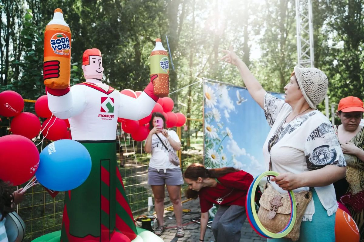 Более 2000 фото было сделано в ромашковой фотозона в День семьи, любви и верности Более 2000 фото было сделано в ромашковой фотозона в День семьи, любви и верности