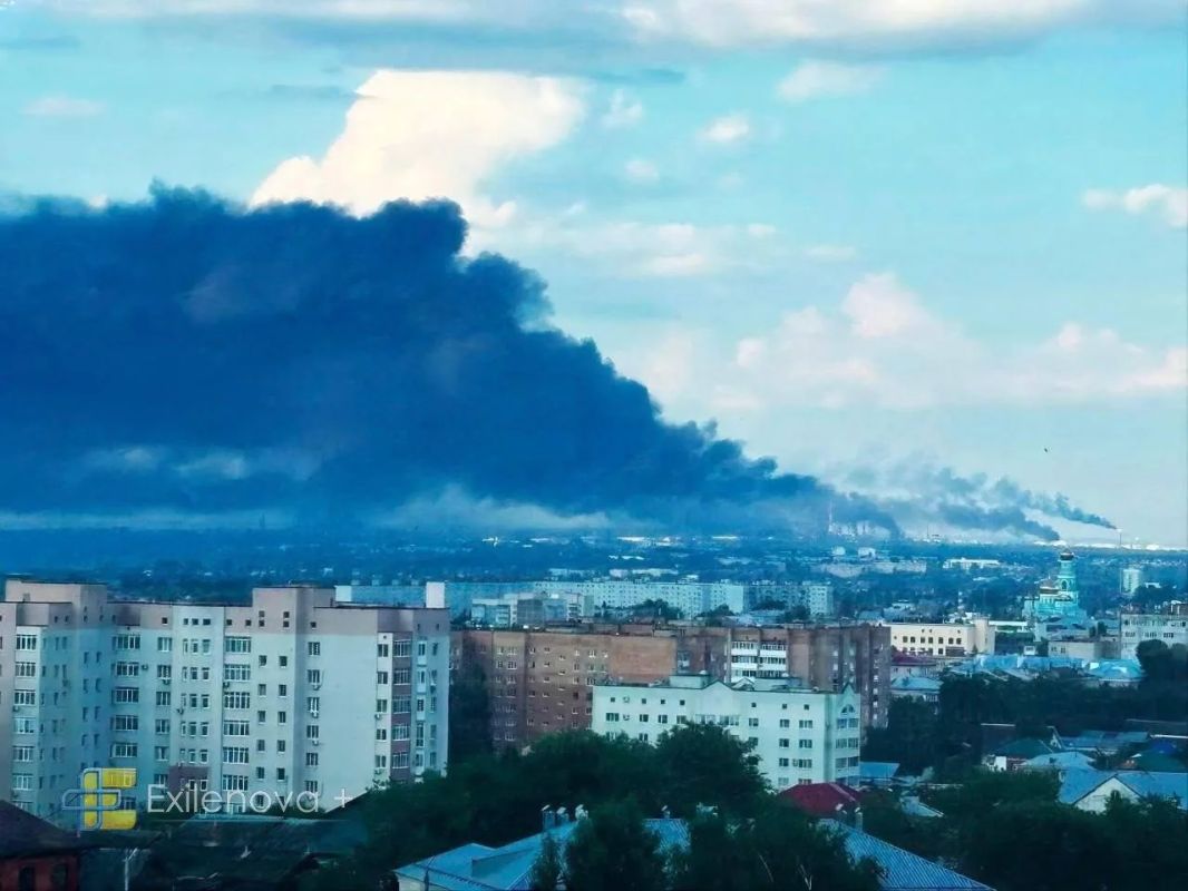 Ночью ВСУ нанесли удар по Сызранскому НПЗ в Самарской области, на его территории возник серьезный пожар