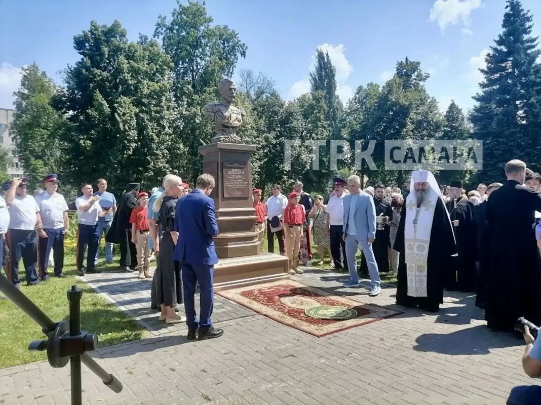 В Самаре открыли памятник Николаю II В Самаре открыли памятник Николаю II