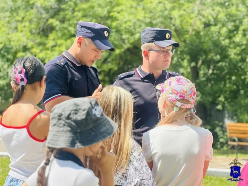 Полицейские Самарской области совместно с общественниками рассказали детям о правилах безопасности Полицейские Самарской области совместно с общественниками рассказали детям о правилах безопасности