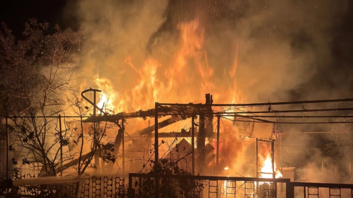 Пламя поглотило дачу под Самарой в ночь на 15 июля Пламя поглотило дачу под Самарой в ночь на 15 июля