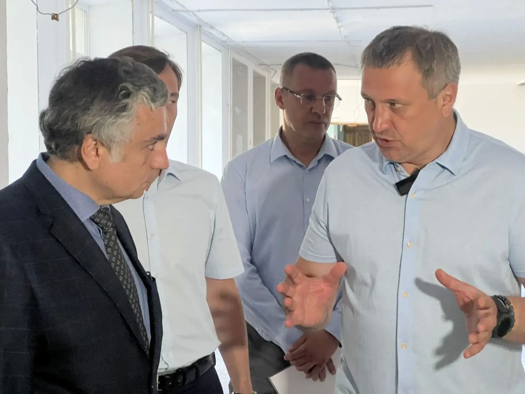 Глава Самары Иван Носков и министр образования региона Виктор Акопьян проверяют ход ремонтных работ в нескольких учреждениях областной столицы Глава Самары Иван Носков и министр образования региона Виктор Акопьян проверяют ход ремонтных работ в нескольких учреждениях областной столицы