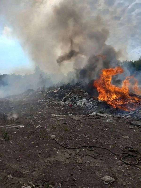 Свалка полыхает в Волжском районе Свалка полыхает в Волжском районе