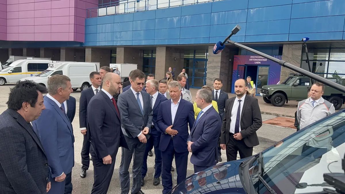 В программе — осмотр ключевых технологических линий предприятия, включая роботизированную линию сварки автомобиля LADA Granta, а также линию сборки модели LADA Vesta