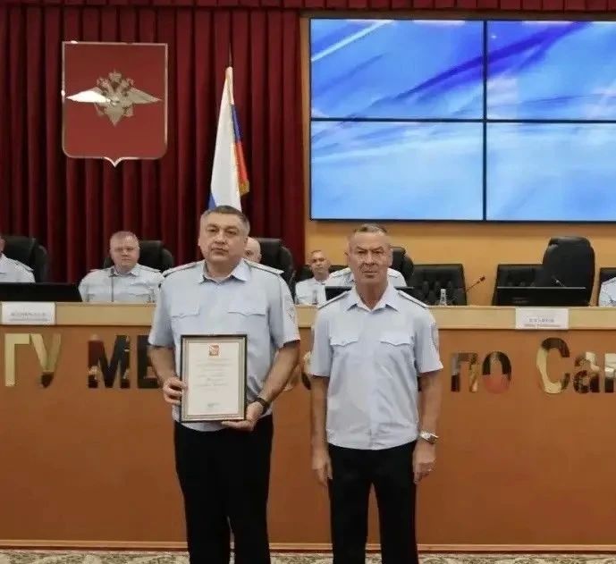 Начальник ГУ МВД России по Самарской области генерал-лейтенант полиции Игорь Иванов в рамках подведения итогов оперативно-служебной деятельности, вручил отличившимся сотрудникам почетные грамоты и благодарности президента... Начальник ГУ МВД России по Самарской области генерал-лейтенант полиции Игорь Иванов в рамках подведения итогов оперативно-служебной деятельности, вручил отличившимся сотрудникам почетные грамоты и благодарности президента...