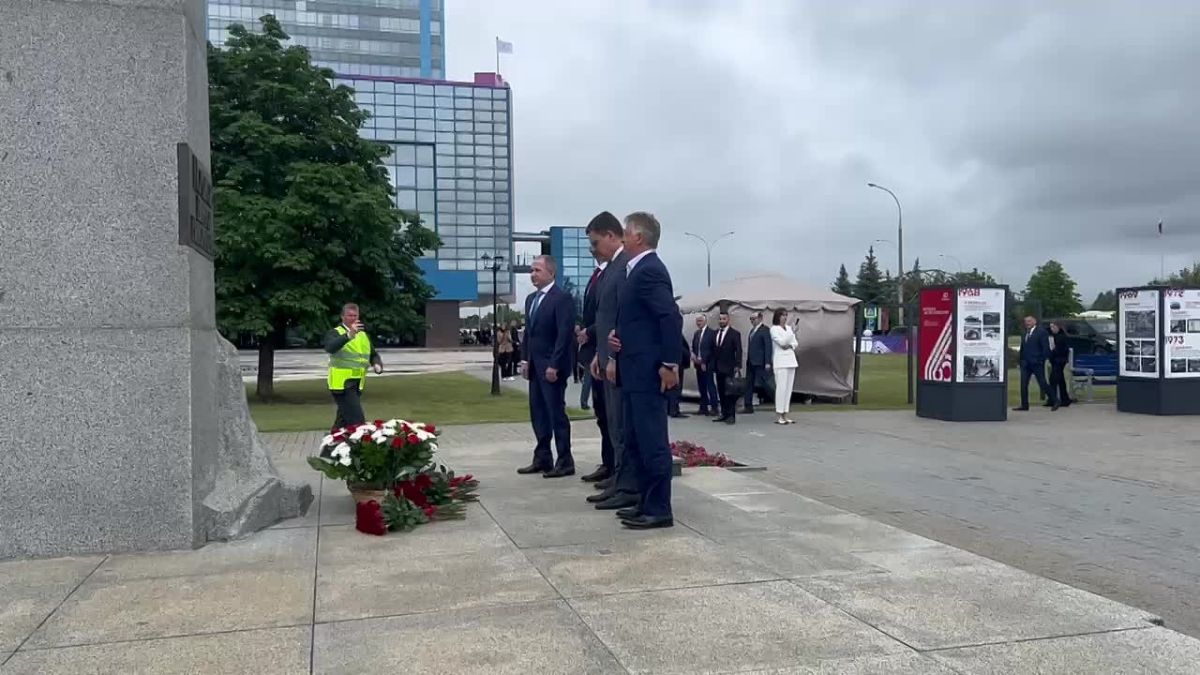 Заместитель Председателя Правительства РФ Александр Новак вместе с губернатором Вячеславом Федорищевым посещают производственные площадки АВТОВАЗа в Тольятти