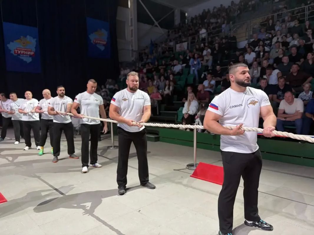 Прямо сейчас зрители, с замиранием сердца, болеют за свою команду в самом захватывающем состязании – перетягивании каната Прямо сейчас зрители, с замиранием сердца, болеют за свою команду в самом захватывающем состязании – перетягивании каната