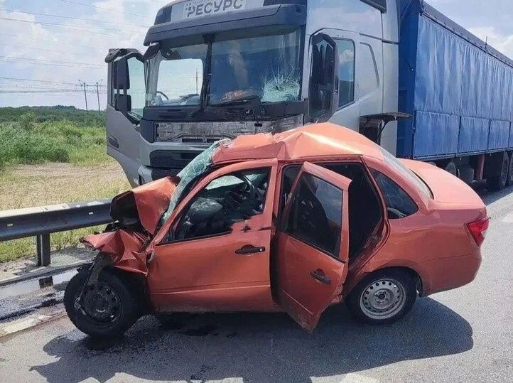 В Самарской области в столкновении Lada Granta и Volvo погиб человек