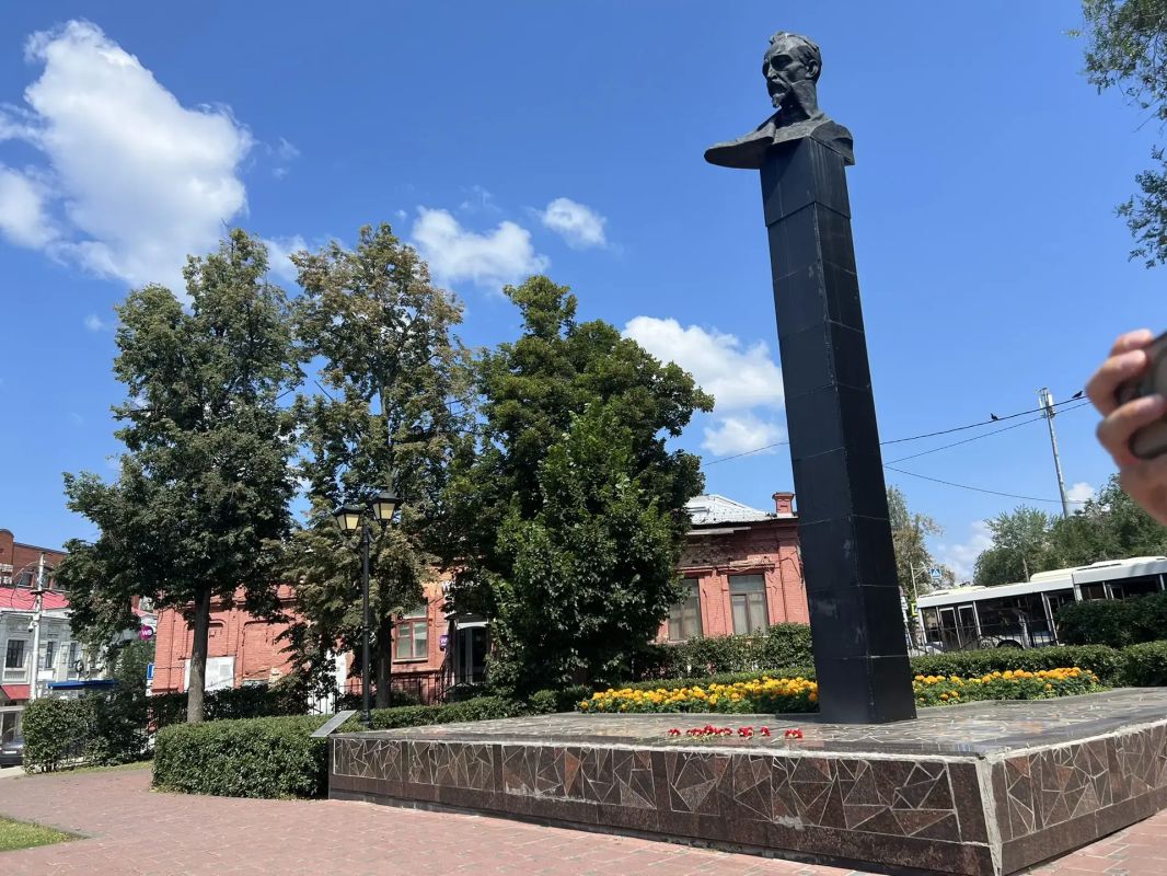 Прямо сейчас на площади Дзержинского в Самаре проходит церемония возложения цветов, посвящённая 100-летию со дня смерти Феликса Дзержинского