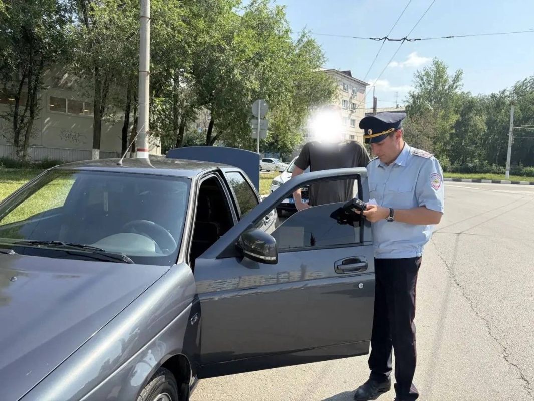Сотрудники Госавтоинспекции