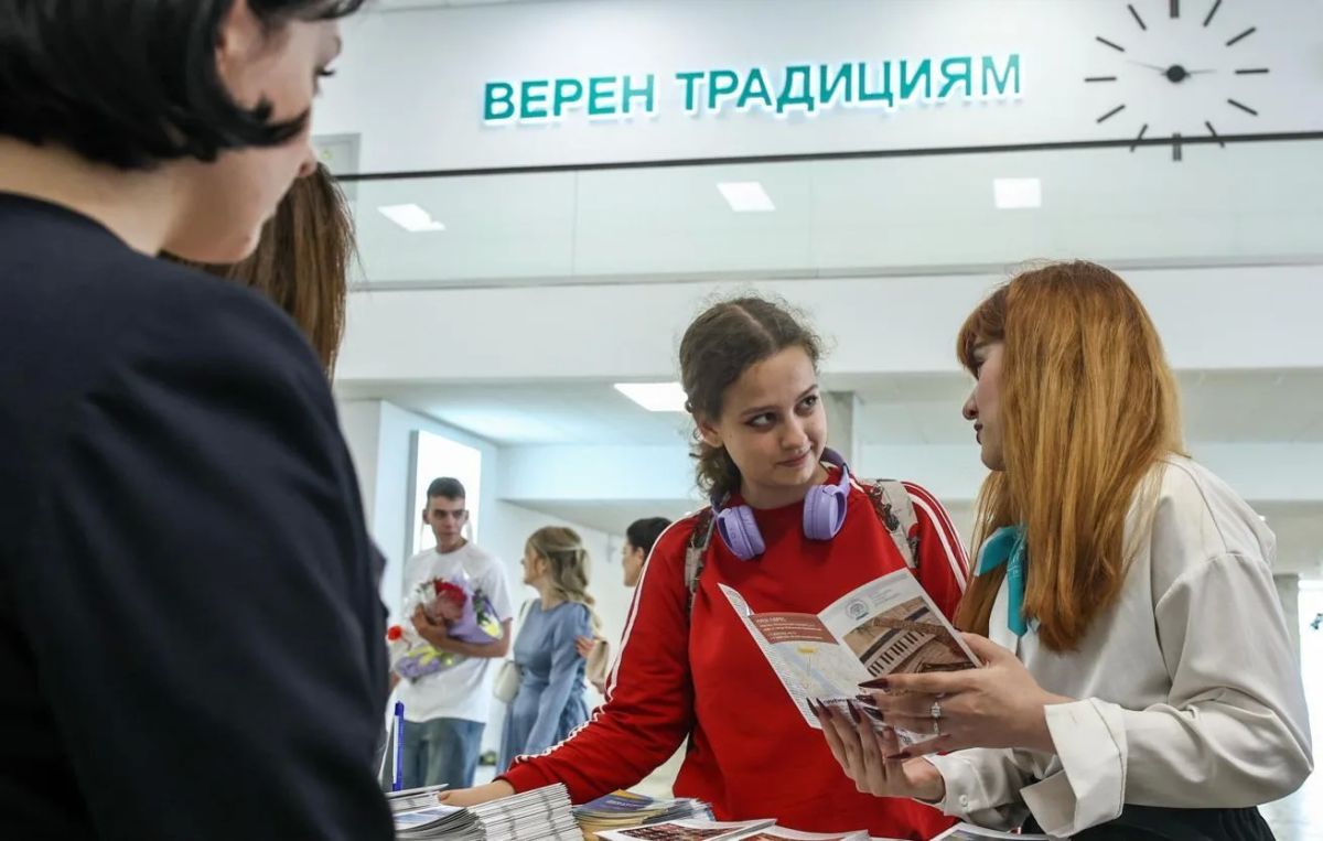Более 1,1 млн абитуриентов уже подали документы на поступление в российские вузы