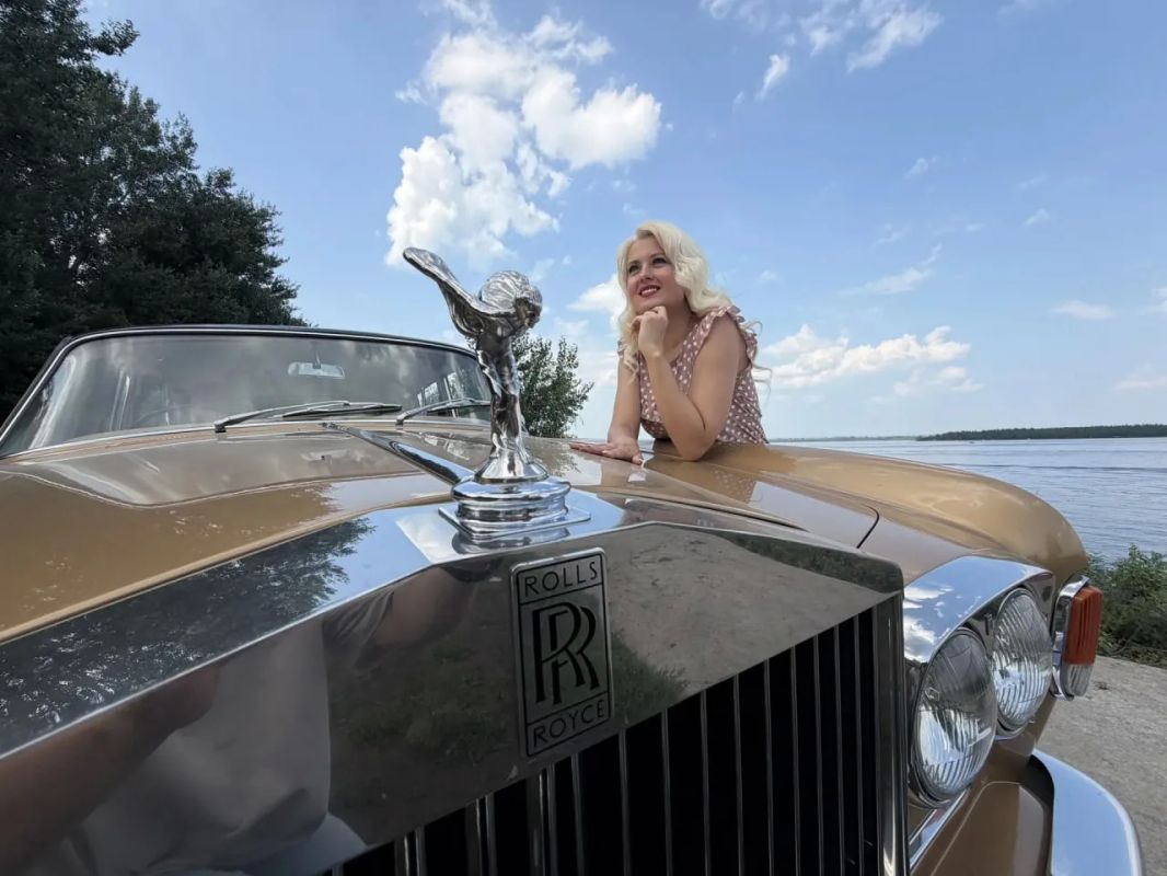 Легенда в городе. В Самаре на Куйбышева был замечен Rolls-Royce Silver Shadow — полноразмерный представительский автомобиль, выпускавшийся британским автопроизводителем Rolls-Royce в различных модификациях в период с 1965 по... Легенда в городе. В Самаре на Куйбышева был замечен Rolls-Royce Silver Shadow — полноразмерный представительский автомобиль, выпускавшийся британским автопроизводителем Rolls-Royce в различных модификациях в период с 1965 по...