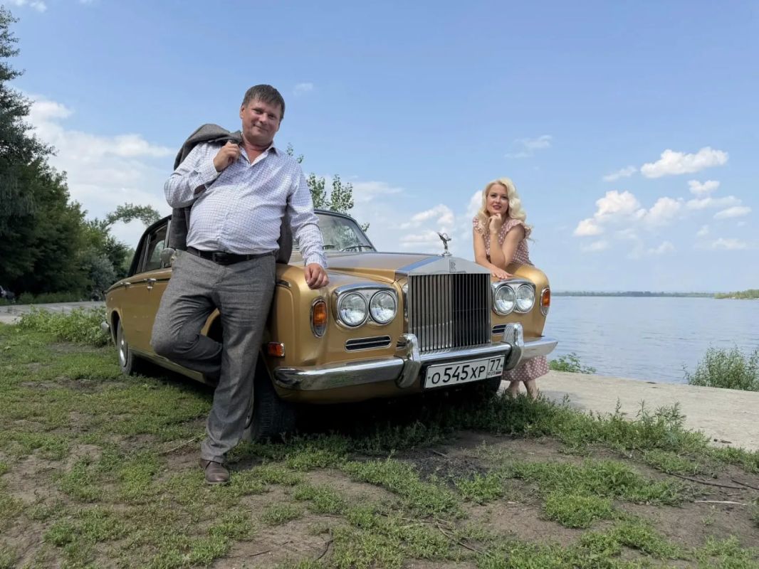 Легенда в городе. В Самаре на Куйбышева был замечен Rolls-Royce Silver Shadow — полноразмерный представительский автомобиль, выпускавшийся британским автопроизводителем Rolls-Royce в различных модификациях в период с 1965 по... Легенда в городе. В Самаре на Куйбышева был замечен Rolls-Royce Silver Shadow — полноразмерный представительский автомобиль, выпускавшийся британским автопроизводителем Rolls-Royce в различных модификациях в период с 1965 по...