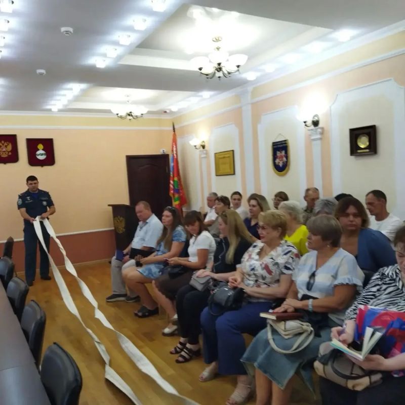 Безопасность на выборах: сотрудники МЧС проинструктировали членов избирательных комиссий Безопасность на выборах: сотрудники МЧС проинструктировали членов избирательных комиссий