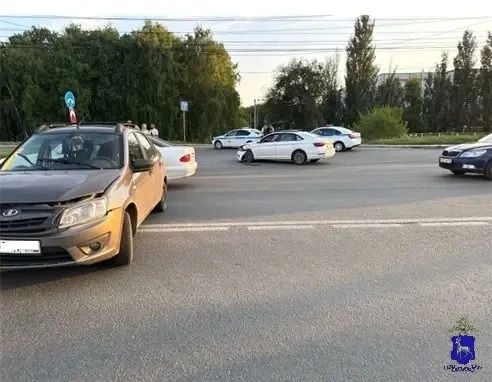 Красный свет не для неё: в Тольятти ДТП изза проезда на запрещающий сигнал Красный свет не для неё: в Тольятти ДТП изза проезда на запрещающий сигнал