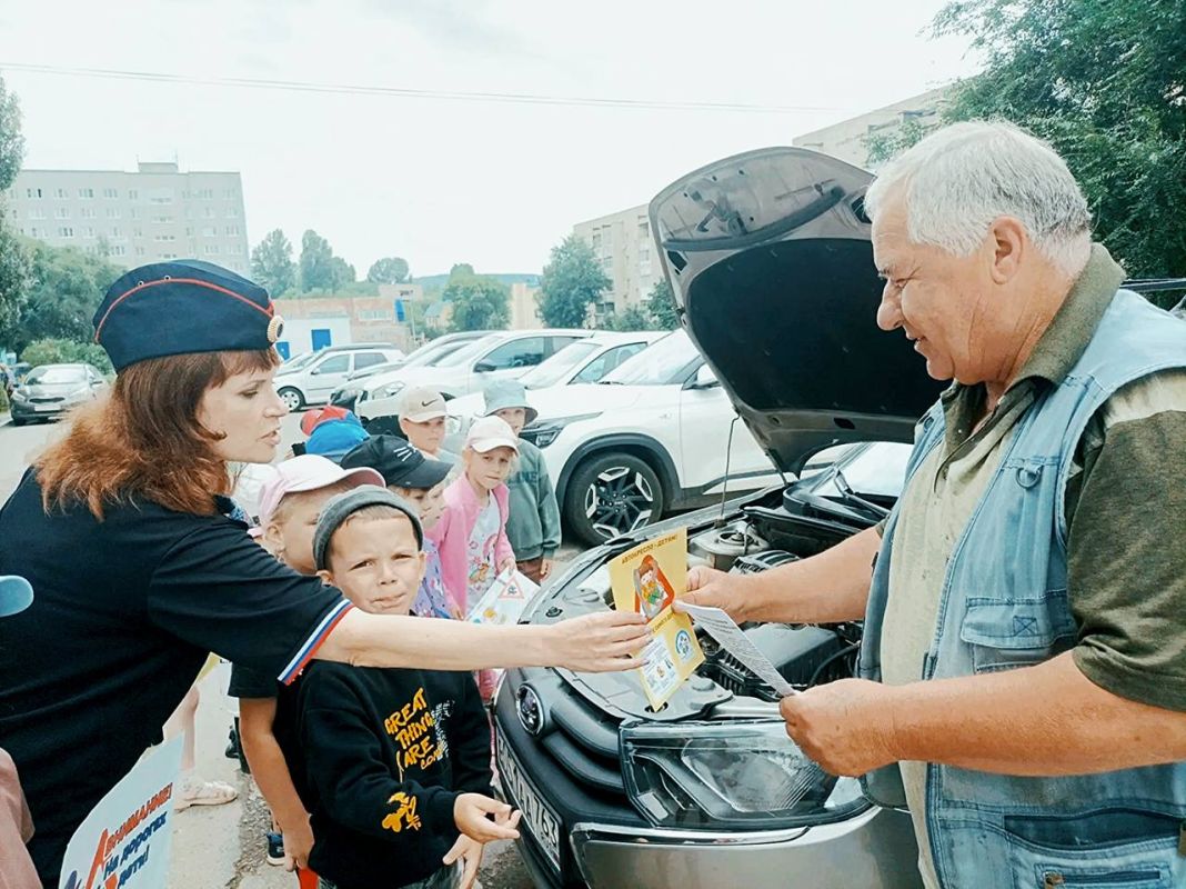 Сотрудники Госавтоинспекции г. Жигулевска совместно с воспитателями и воспитанниками детского сада «Аленушка» провели профилактическое мероприятие "Водитель, будь внимателен! На дороге дети!» Сотрудники Госавтоинспекции г. Жигулевска совместно с воспитателями и воспитанниками детского сада «Аленушка» провели профилактическое мероприятие "Водитель, будь внимателен! На дороге дети!»