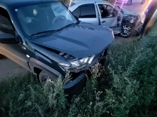 Лобовое столкновение Volkswagen и Chevrolet Niva под Самарой: есть пострадавшие Лобовое столкновение Volkswagen и Chevrolet Niva под Самарой: есть пострадавшие