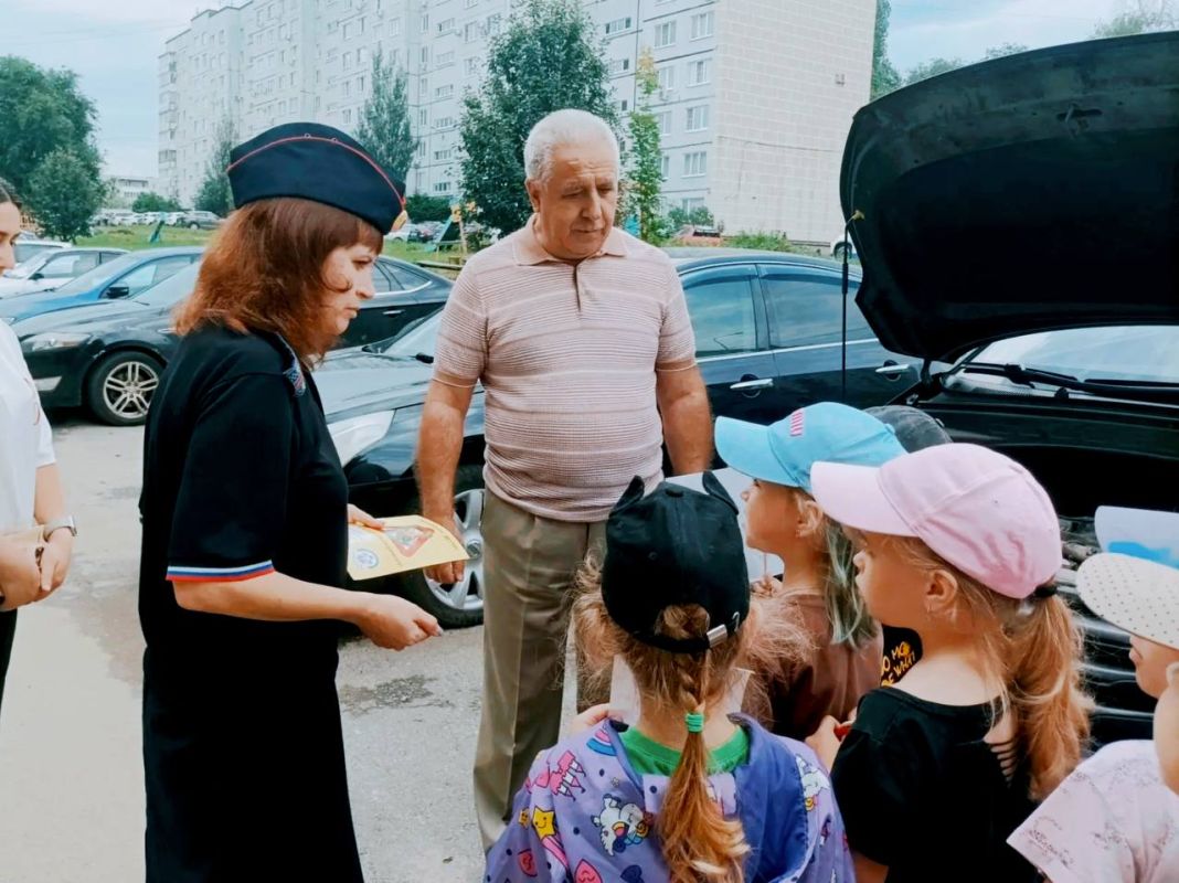 Сотрудники Госавтоинспекции г. Жигулевска совместно с воспитателями и воспитанниками детского сада «Аленушка» провели профилактическое мероприятие "Водитель, будь внимателен! На дороге дети!» Сотрудники Госавтоинспекции г. Жигулевска совместно с воспитателями и воспитанниками детского сада «Аленушка» провели профилактическое мероприятие "Водитель, будь внимателен! На дороге дети!»