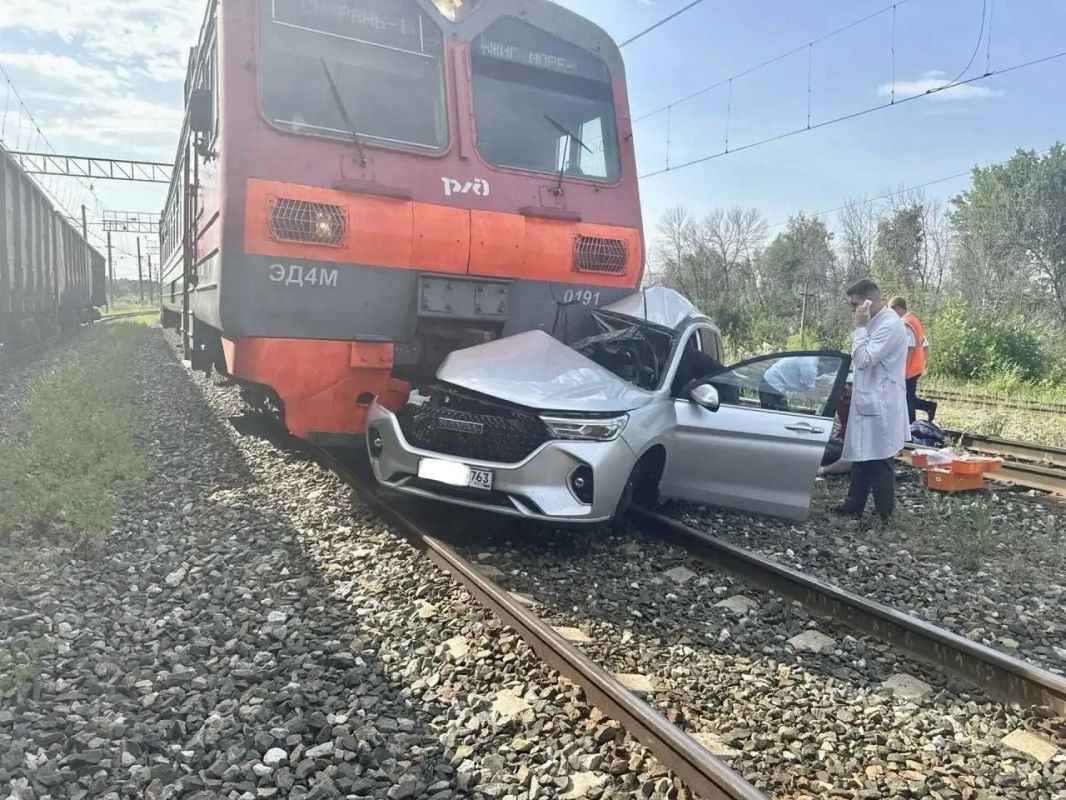 Электричка протаранила легковушку в Самарской области