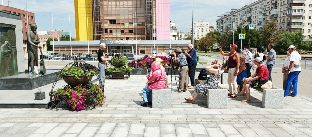 Фото и видео с площадки у Дворца спорта в Самаре, где сегодня почтили память Владимира Высоцкого Фото и видео с площадки у Дворца спорта в Самаре, где сегодня почтили память Владимира Высоцкого