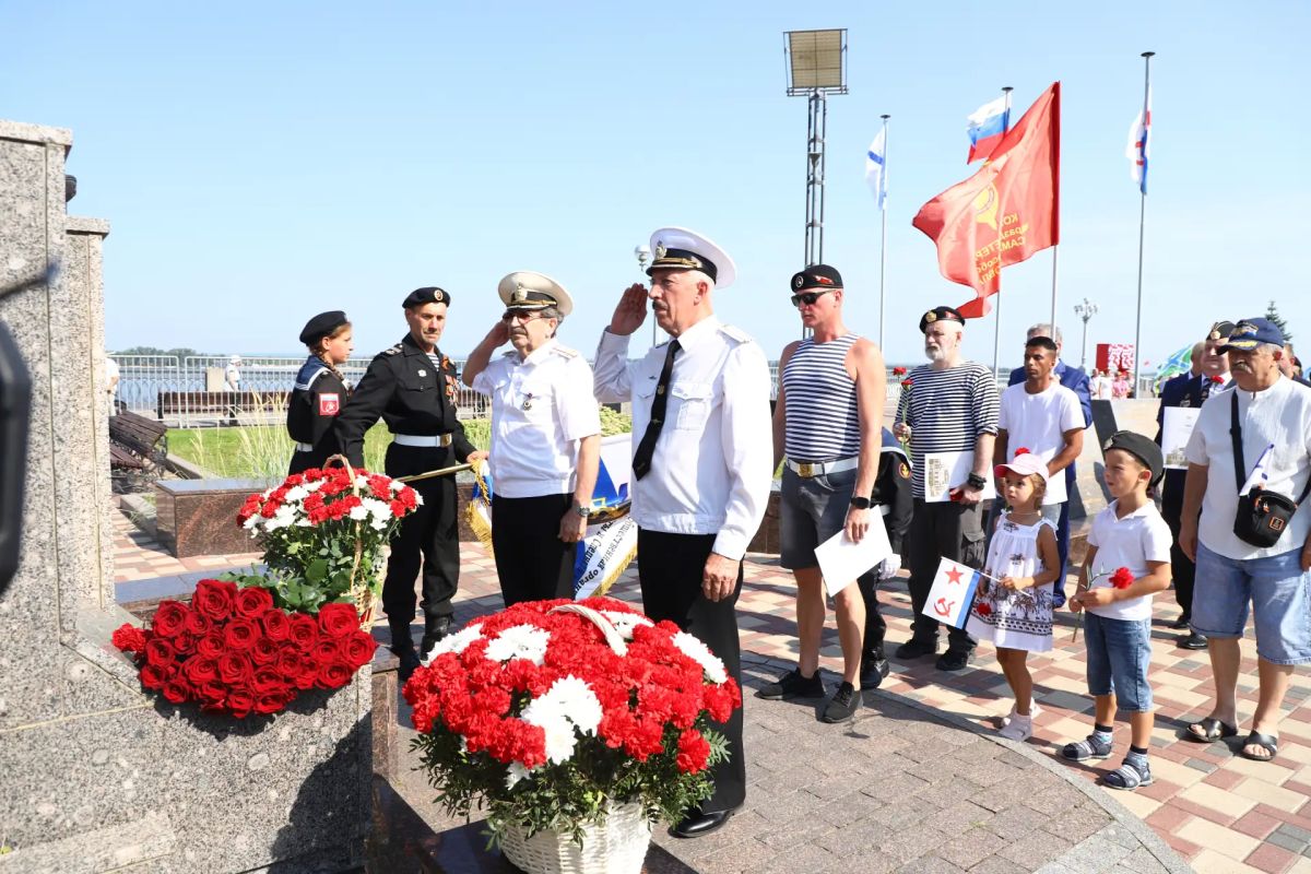 330-летие Военно-морского флота отметили на самарской набережной 330-летие Военно-морского флота отметили на самарской набережной