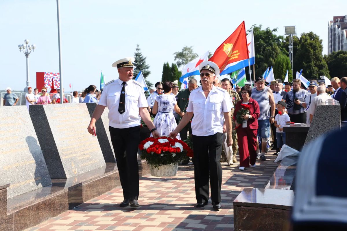 330-летие Военно-морского флота отметили на самарской набережной 330-летие Военно-морского флота отметили на самарской набережной