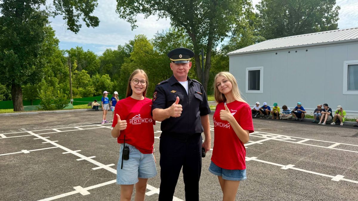 Сотрудники полиции Волжского района провели «Зарядку со стражем порядка» в ДОЛ «Волжанин» Сотрудники полиции Волжского района провели «Зарядку со стражем порядка» в ДОЛ «Волжанин»