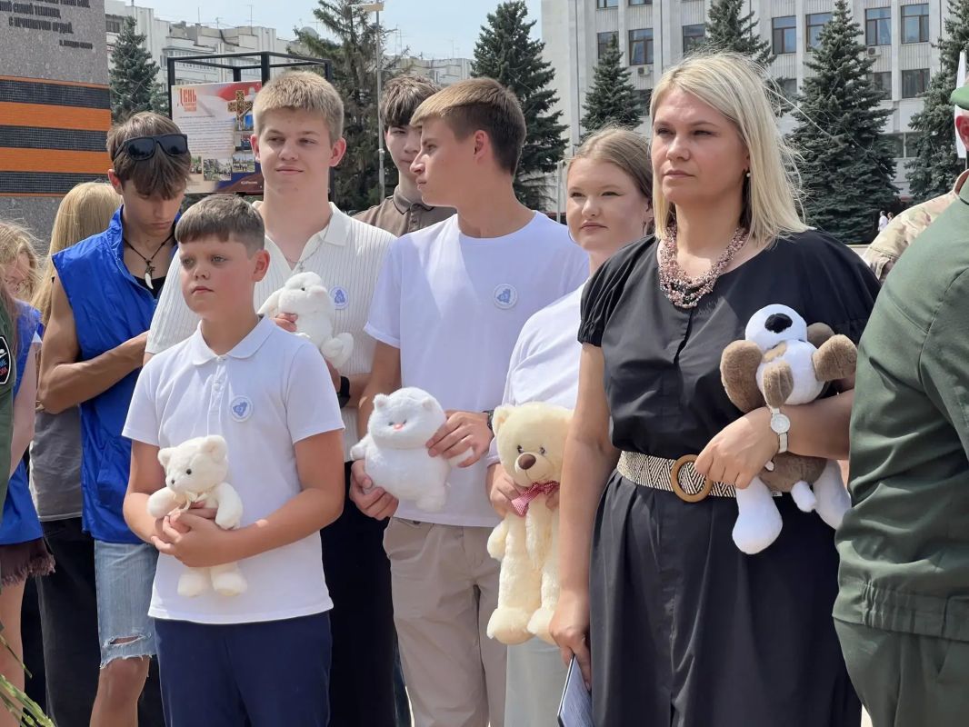 Сегодня все жители России вспоминают трагическую дату - День памяти жертв военных действий на Донбассе Сегодня все жители России вспоминают трагическую дату - День памяти жертв военных действий на Донбассе