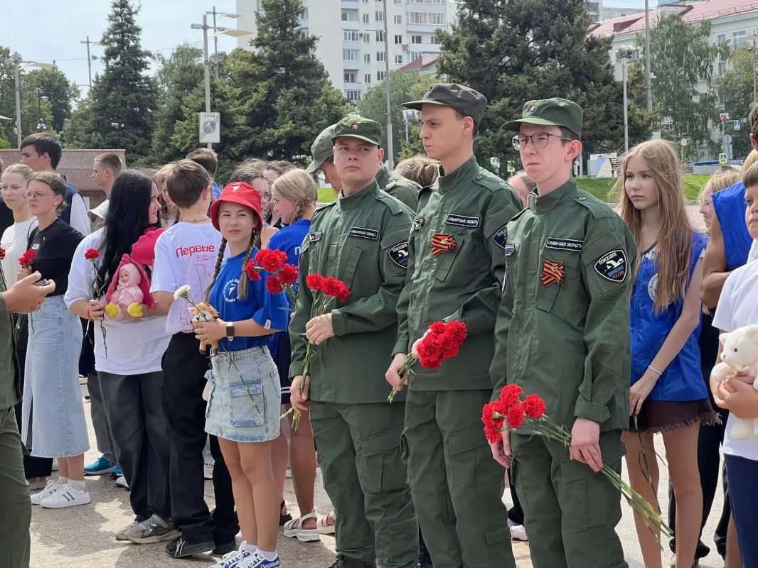 Сегодня все жители России вспоминают трагическую дату - День памяти жертв военных действий на Донбассе Сегодня все жители России вспоминают трагическую дату - День памяти жертв военных действий на Донбассе